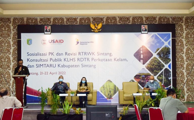 Pemkab Sintang dengan dukungan USAID SEGAR menyelenggarakan kegiatan sosialisasi peninjauan kembali dan revisi rencana tata ruang wilayah Kabupaten Sintang, yang dilaksanakan di Ballroom Hotel My Home Sintang, Kamis, 21 April 2022. Foto: Dokumentasi USAID SEGAR