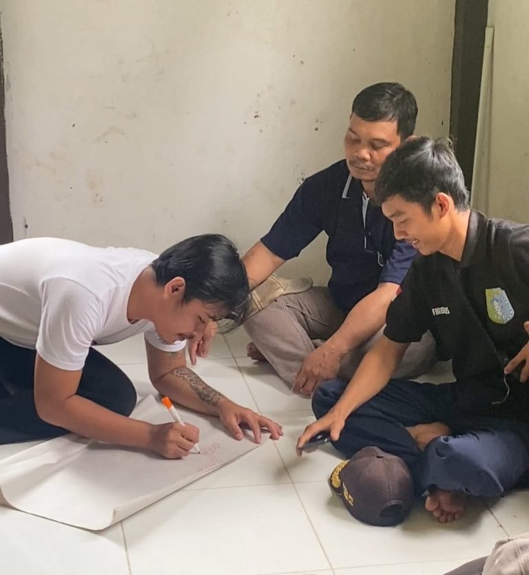 Peserta yang hadir lakukan analisa SWOT (1)